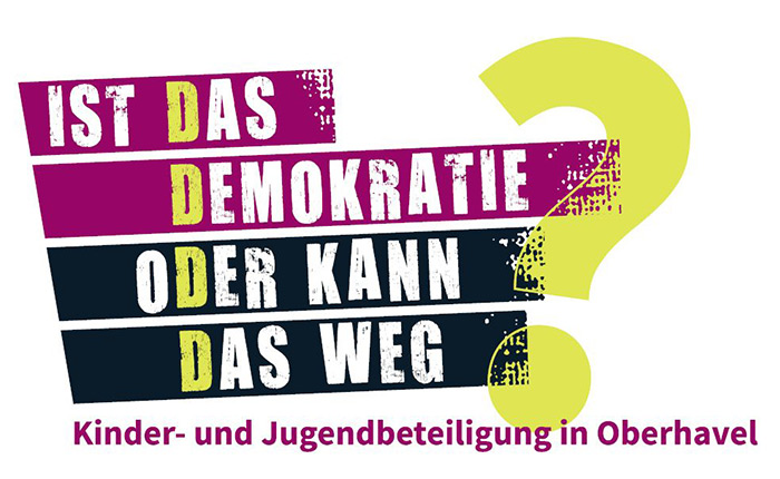 Banner der Kinder- und Jugendkonferenz mit dem Motto "Ist das Demokratie oder kann das weg?"