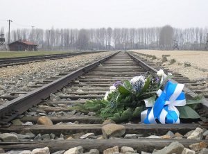 KZ_Auschwitz-Birkenau,_Bahngleise_der_Entladerampe,_Blumen_zum_Gedenken