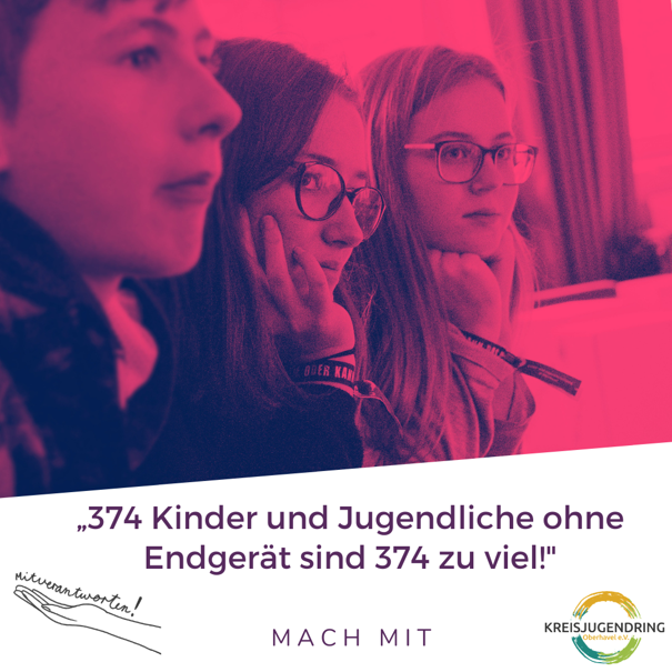 Schüler*innen werden gezeigt, um aufmerksam zu machen, das 374 Laptops in Landkreis fehlen.
