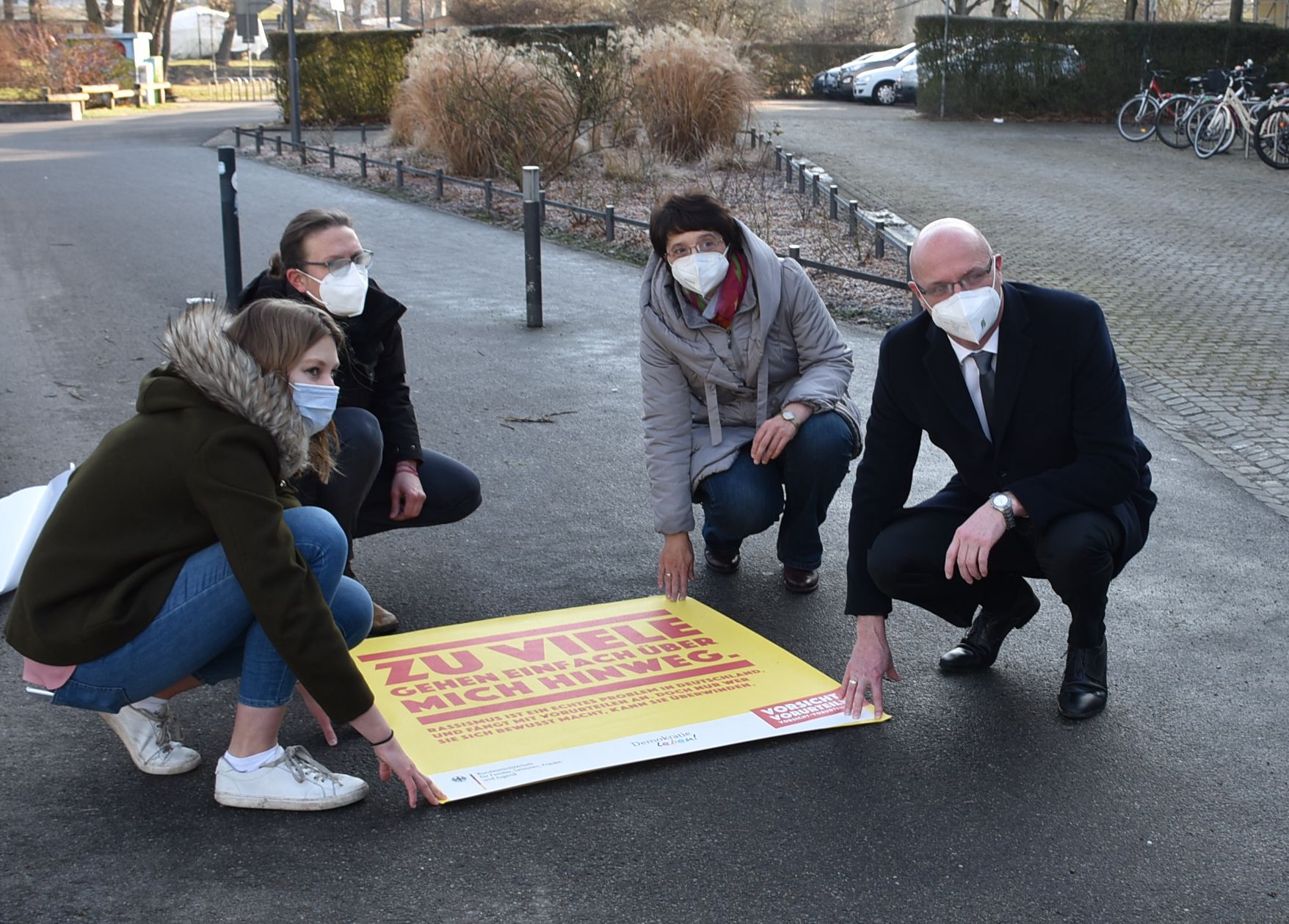 Das Bild zeigt Vertreter der Stadt Oranienburg und der Partnerschaft für Demokratie Oberhavel beim Anbringen der Bodenaufkleber in Oranienburg anlässlich des Aktionstag Vorsicht Vorurteile am 18.3.2021