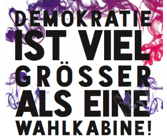 Das Plakat mit dem Titel "Demokratie ist viel grösser als eine Wahlkabine" ist Teil der Kampagne zur Förderung und Verteidigung der demokratischen Grundwerte