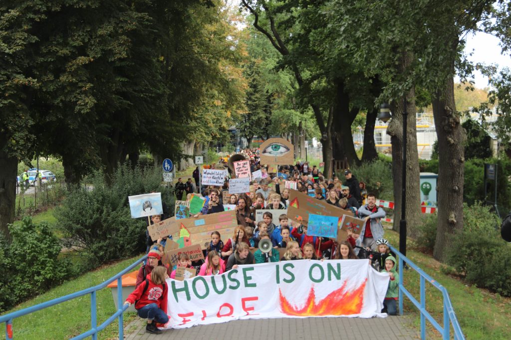 Klimastreik: Aktivist*innen der Gruppe Fridays For Future Oranienburg und Unterstützer*innen demonstrieren.