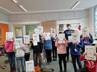 Foto zeigt Teilnehmer*innen am Projekt „Stark auch ohne Muckis“ an der Comenius-Grundschule in Oranienburg.