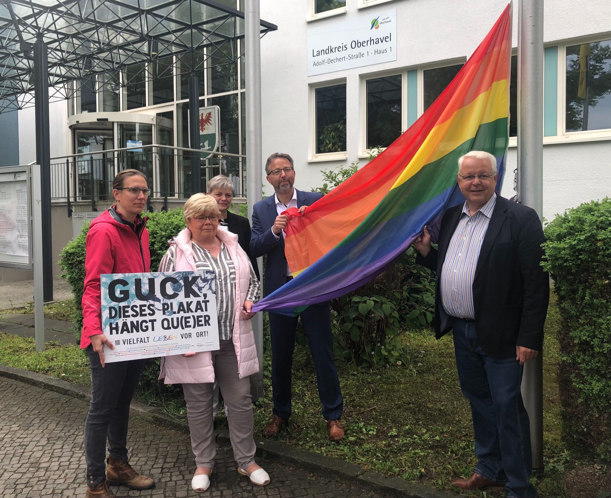 Am Rainbowday, 17. Mai 2022, wurde die Regenbogenflagge vor dem Rathaus Oranienburg gehisst.