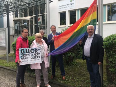 Am Rainbowday, 17. Mai 2022, wurde die Regenbogenflagge vor dem Rathaus Oranienburg gehisst.