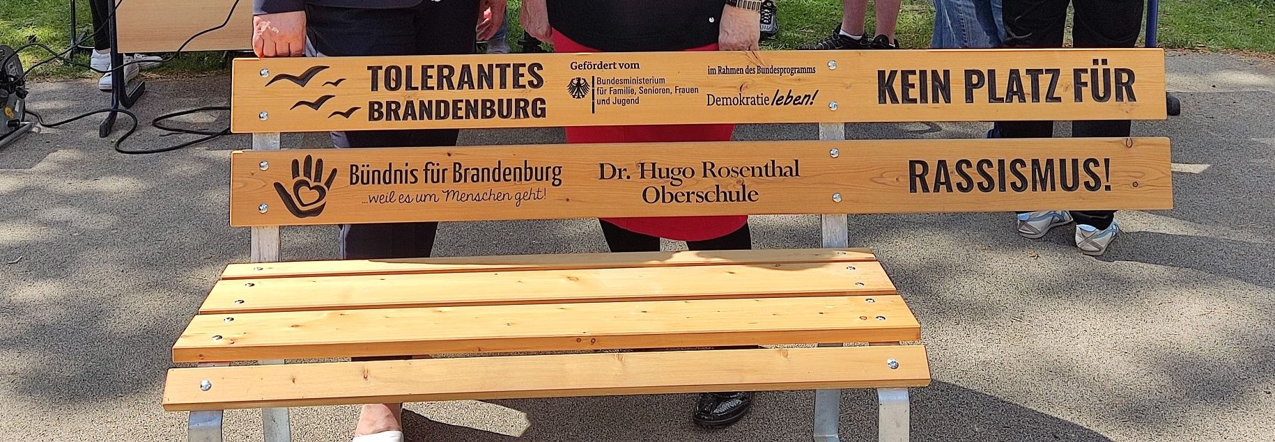 Im Rahmen der bundesweite Aktion "Bänke gegen Rassismus" werden auch im Landkreis Oberhavel Bänke aufgestellt: Kein Platz für Rassismus.