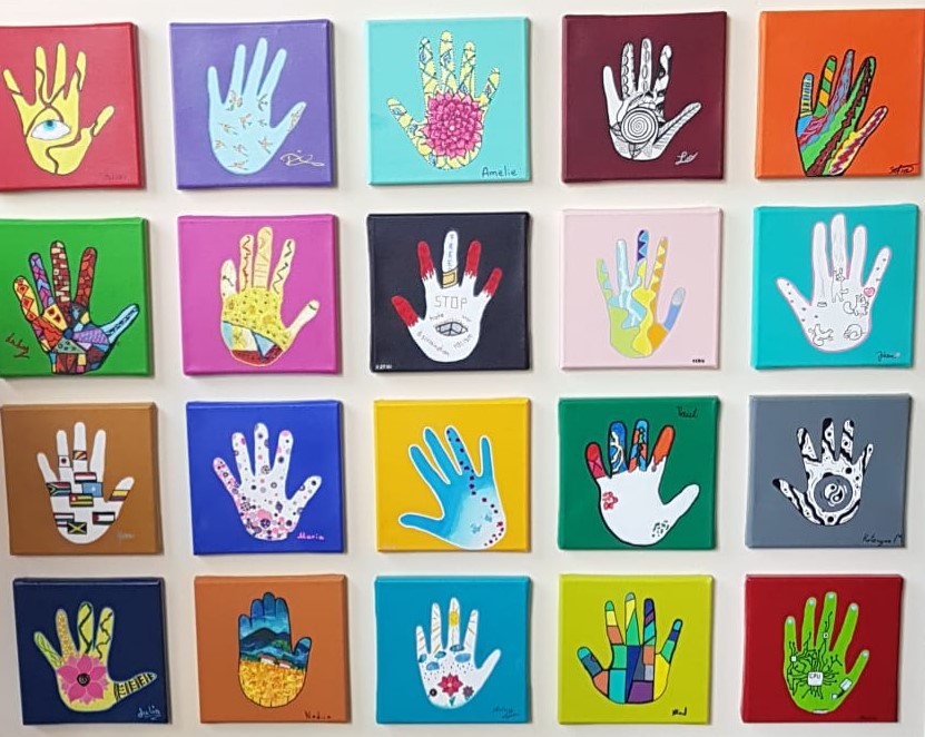 Das Motiv zum Jugendprojekt "Hand in Hand" ein Projekt der AG Vielfalt, der SOR Schule, zeigt bunte Handabdrücke.