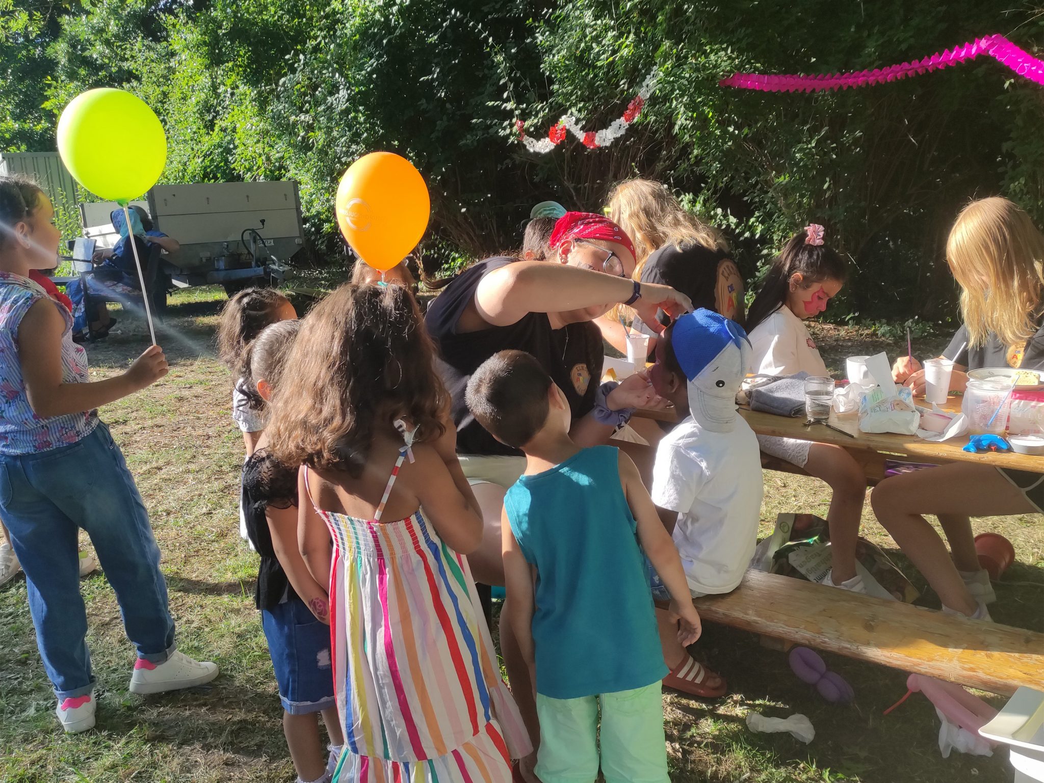 Fotoaufnahme zeigt Kinderschminken auf dem Sommerfest der Willkommensinitiative Gransee