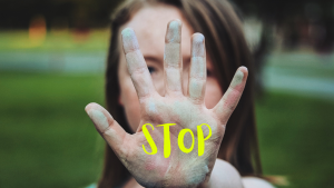 Eine von einem Kind ausgestreckte Hand auf deren Handfläche das Wort "STOP" steht als Motiv für das Projekt: Prävention von sexuellem Missbrauch und sexueller Gewalt