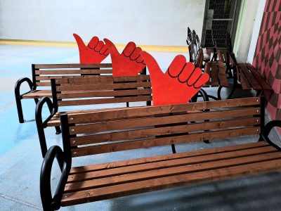 Das Foto zeigt drei der zwölf Bänke, die im Rahmen des geförderten Projekts "Hallo-Nachbar-Bänke für Zehdenick" aufgestellt wurden.