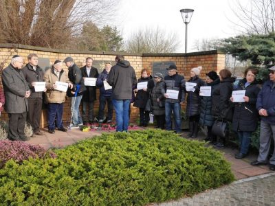 Das Foto zeigt Mitglieder und Gäste der Gedenkveranstaltung der Jüdischen Gemeinde Wiedergeburt