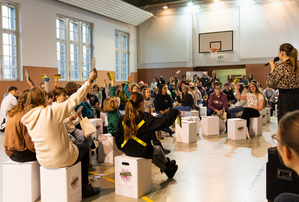 Kinder und Jugendliche stimmen ab auf der 3. Kinder- und Jugendkonferenz in Oberhavel am 13. Dezember 2023 in Zehdenick.
