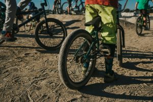 Das Foto zeigt einen Pumptrack als Motiv für das Projekt "Die Stadt gemeinsam gestalten: Pumptrack statt Brache"
