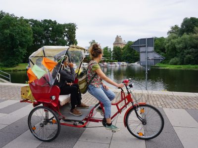 Das Foto zeigt eine Rikschafahrt durch Oranienburg als Teil des Projekt „Segel setzen! – Stadt, Land, Miteinander"