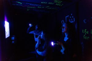 Foto zeigt Menschen im Live-Escape-Room „UNbekanntes UNbehagen“