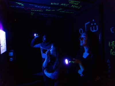 Foto zeigt Menschen im Live-Escape-Room „UNbekanntes UNbehagen“
