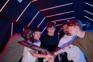 Gruppen junger Menschen in einem Escape Room