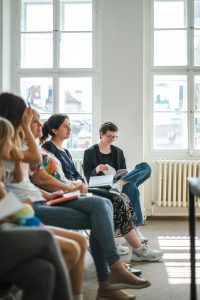 Gruppen von Menschen im Gespräch