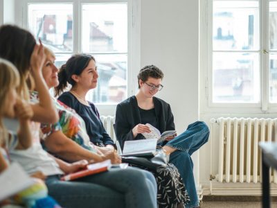 Gruppen von Menschen im Gespräch